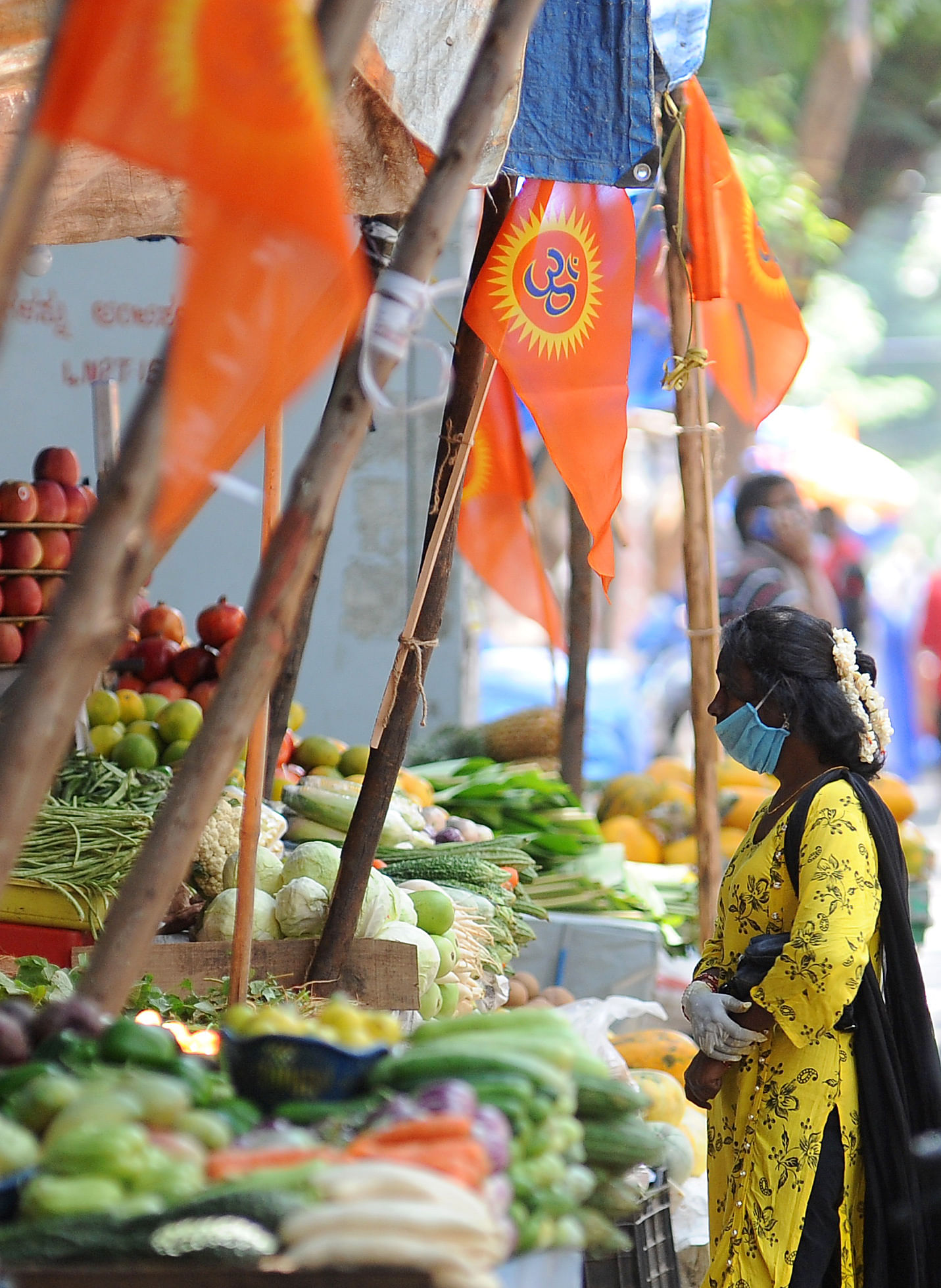 Saffron flags at Viajanagar Market area in Bengaluru. (DH Photo)
