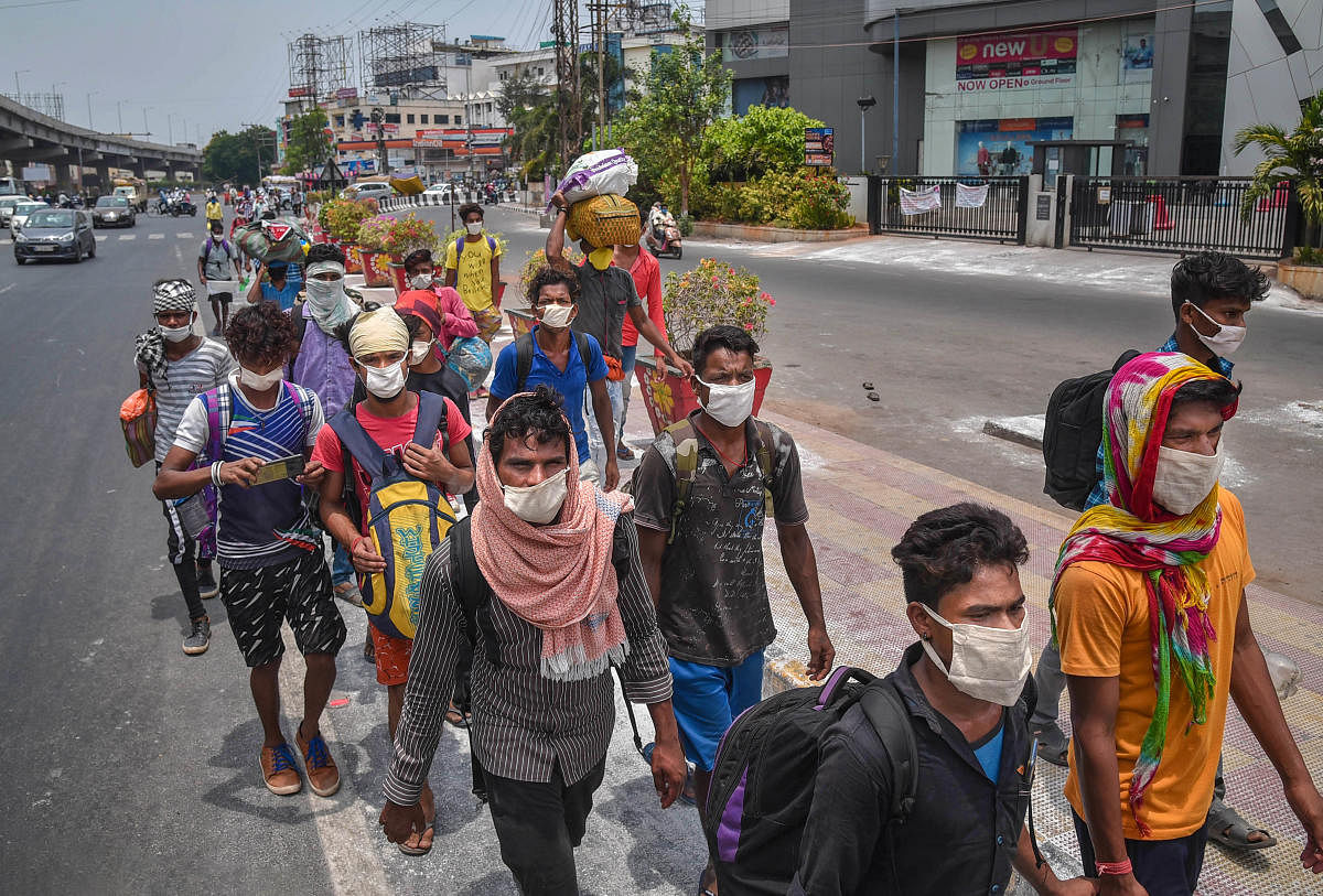 People wearing facemask amid coronavirus lockdown(PTI Photo)