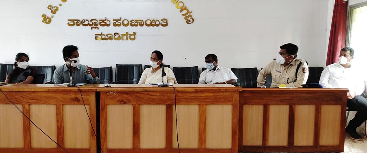 Udupi-Chikmagalur MP Shobha Karandlaje chairs a meeting on Covid-19 situation in Mudigere on Thursday. DH Photo