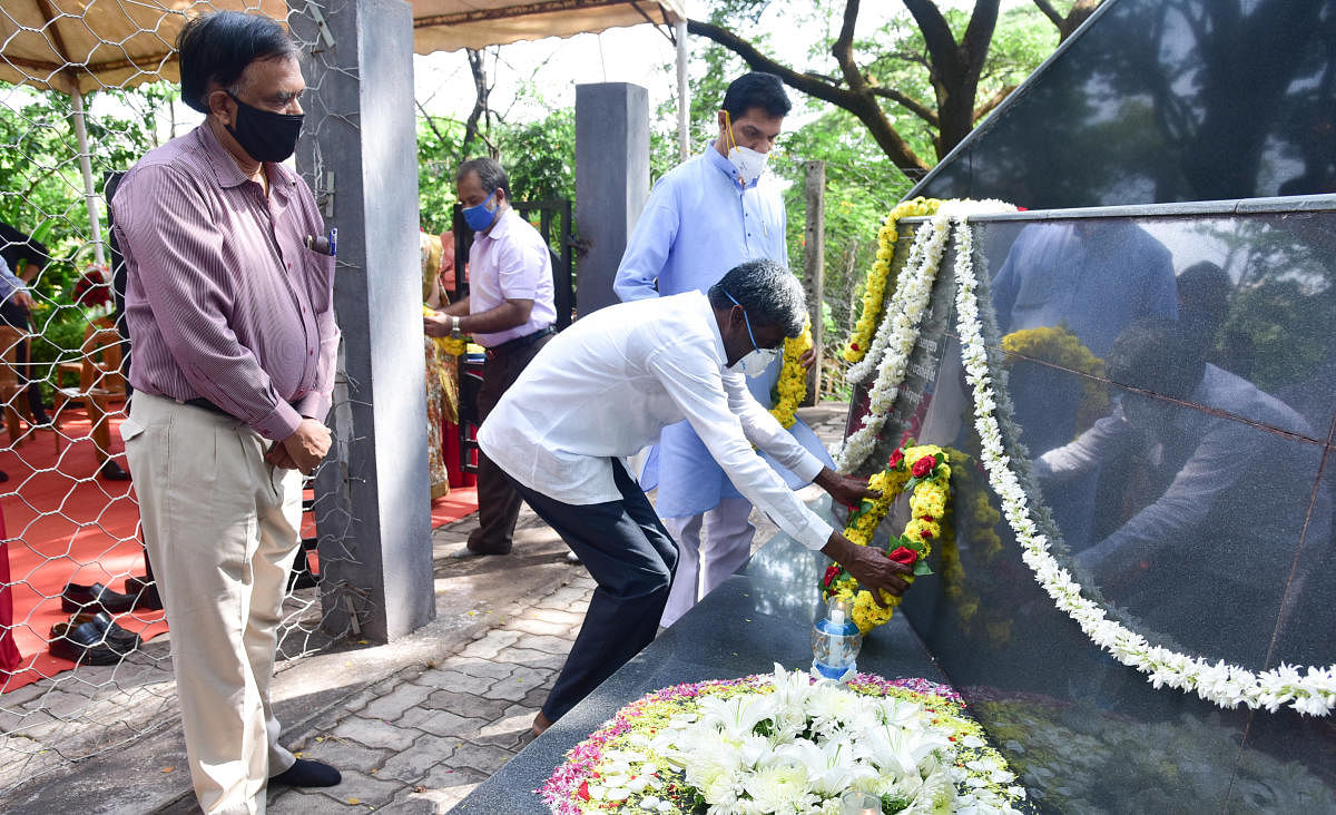 District In-charge Minister Kota Srinivas Poojary places a wreath at the air crash memorial, in Kuloor on Friday.