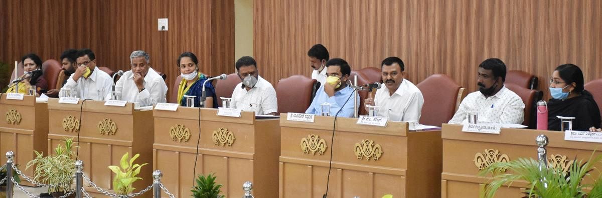 District In-charge Minister V Somanna chairs a meeting at Zilla Panchayat auditorium in Madikeri on Friday. DH Photo
