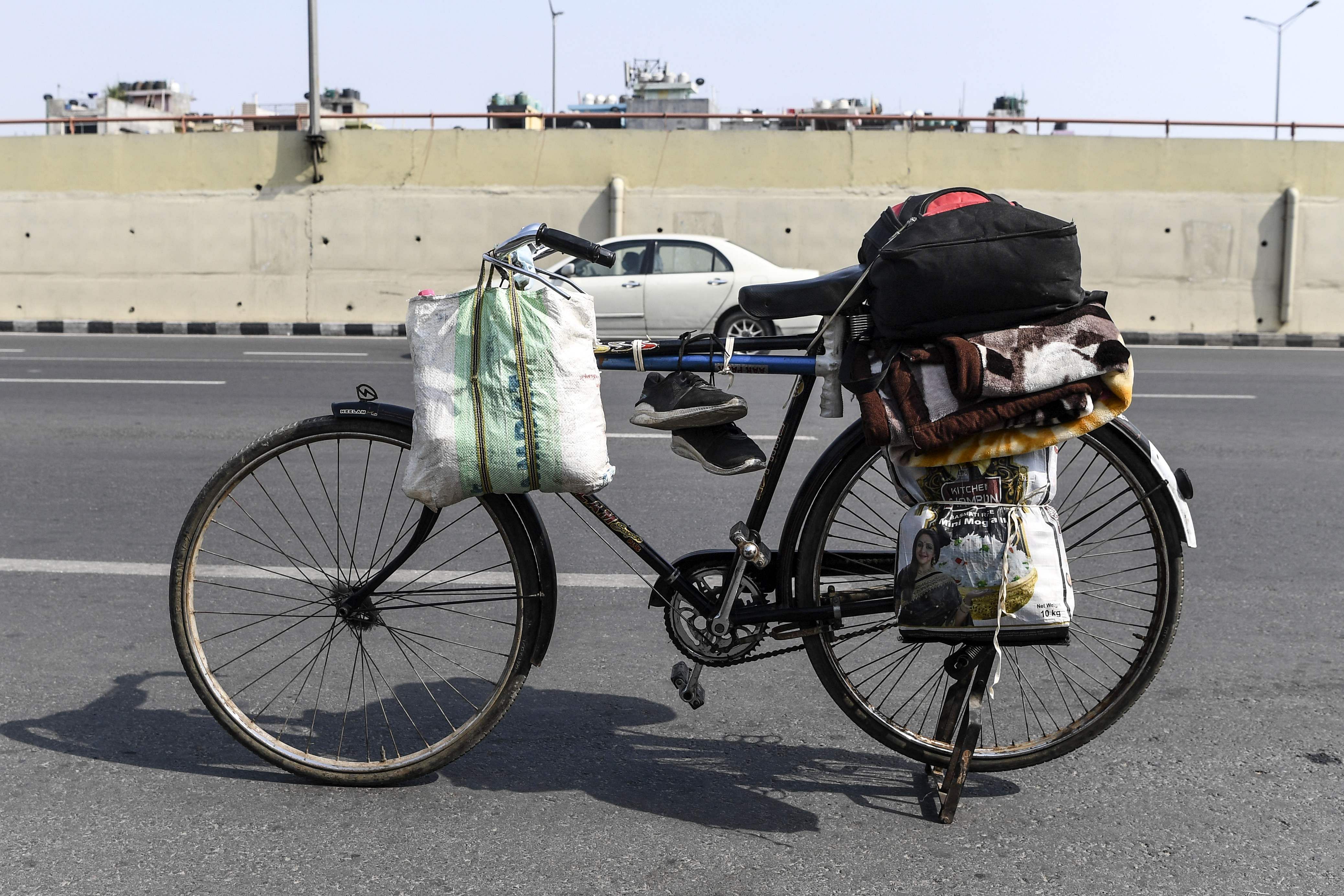 A bicycle of a migrant worker is loaded with belongings at a roadside on the migrant workers' journey back to their hometowns in Uttar Pradesh and Bihar states after the government eased a nationwide lockdown. (AFP photo)