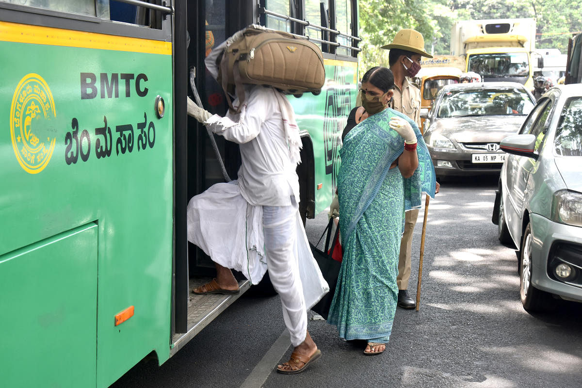 People who arrived from New Delhi being shifted to quarantine facilities in Bengaluru on Friday. DH Photo/S K Dinesh