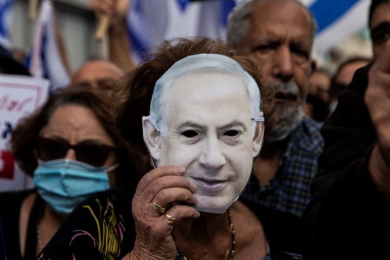 Supporters of Israeli Prime Minister Benjamin Netanyahu wearing protective masks against the coronavirus disease (COVID-19). (Reuters Photo)