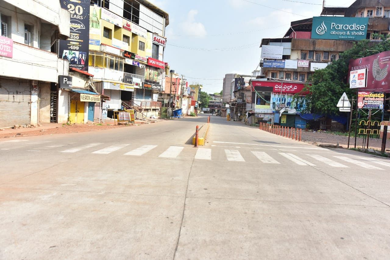 A view of complete lockdown in Mangaluru. (Dh photos by Govindraj Javali)