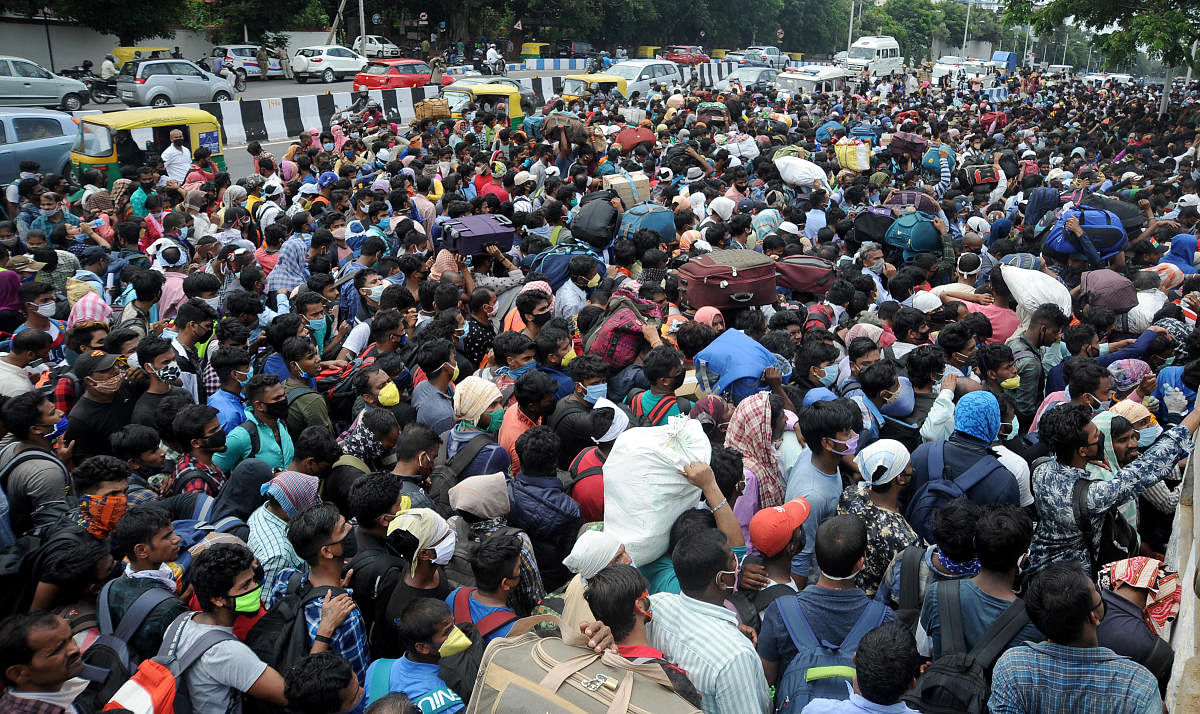 Migrant workers from Odisha and other states throng Palace Grounds in large numbers to return to their natives from Bengaluru on Saturday. DH Photo/ Pushkar V