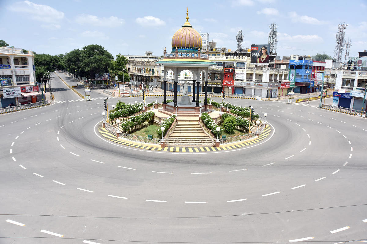KR Circle in Mysuru wore a deserted look due to the lockdown on Sunday. DH PHOTO