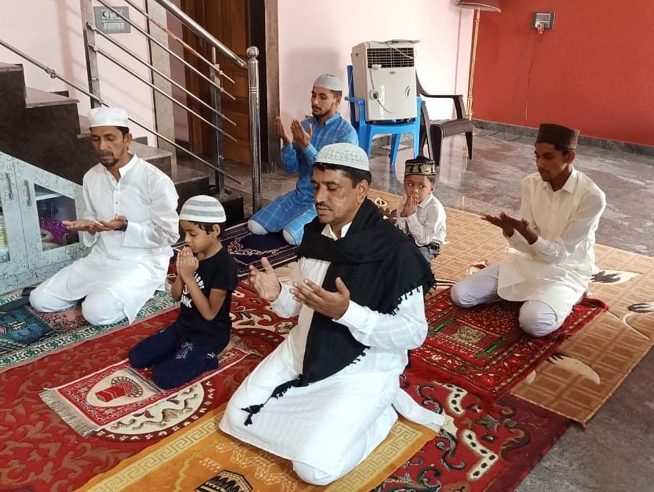 Fayaz Ahmed, Shafi Ahmed and children offer Id-ul-Fitr prayers at the house of Abdul Jabbar, in Udayagiri, Mysuru, on Monday. (Credit: DH Photo)