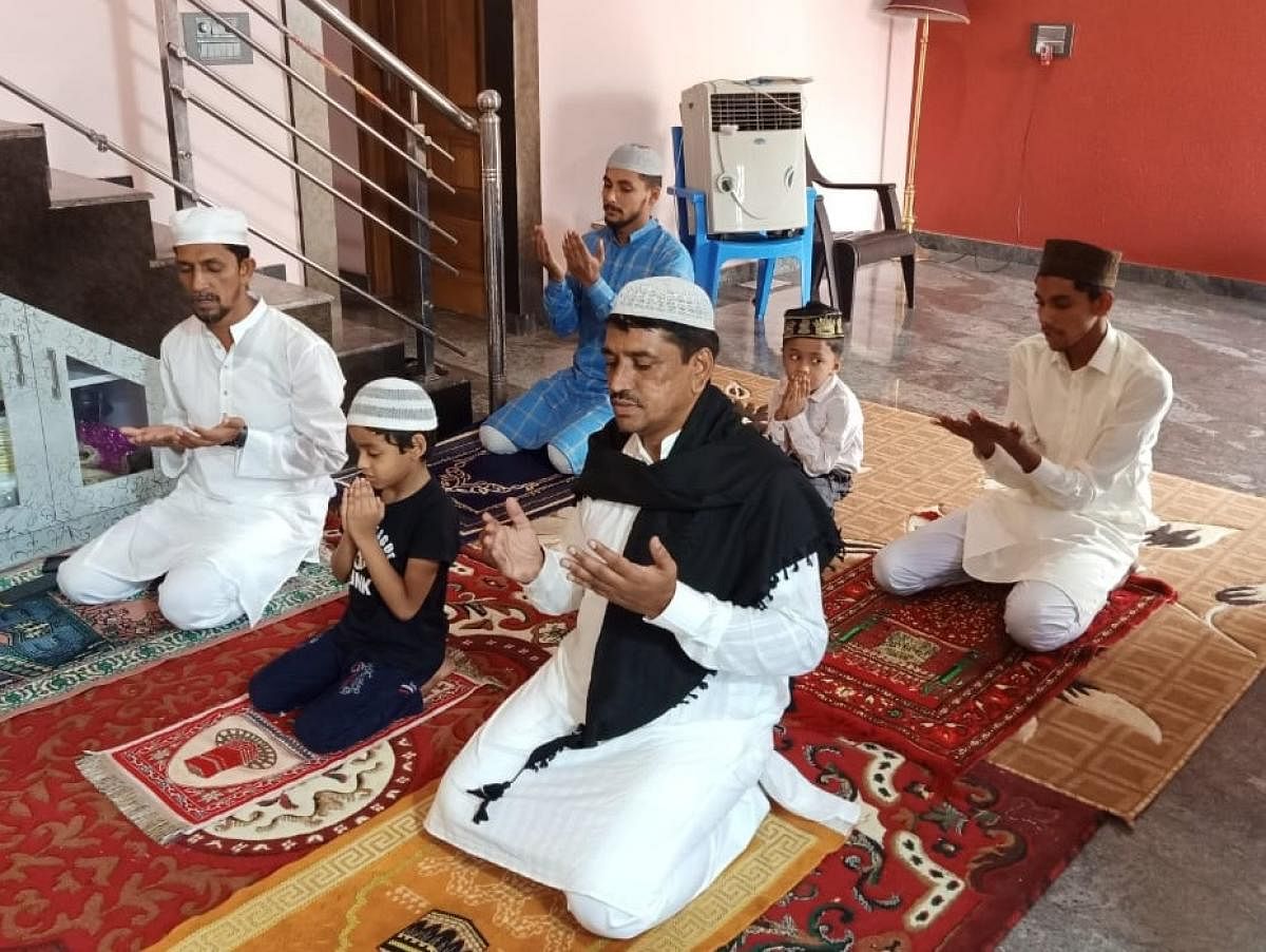 Fayaz Ahmed, Shafi Ahmed and children offer Ed-ul-Fitr prayers at the house of Abdul Jabbar, in Udayagiri, Mysuru, on Monday. dh photo