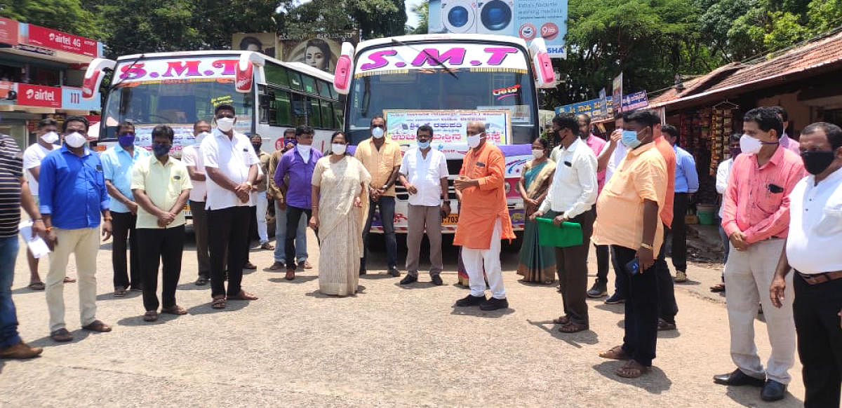 MP Shobha Karandlaje and MLA Raghupathi Bhat flag off the free bus service at Brahmavar bus stand. DH photo