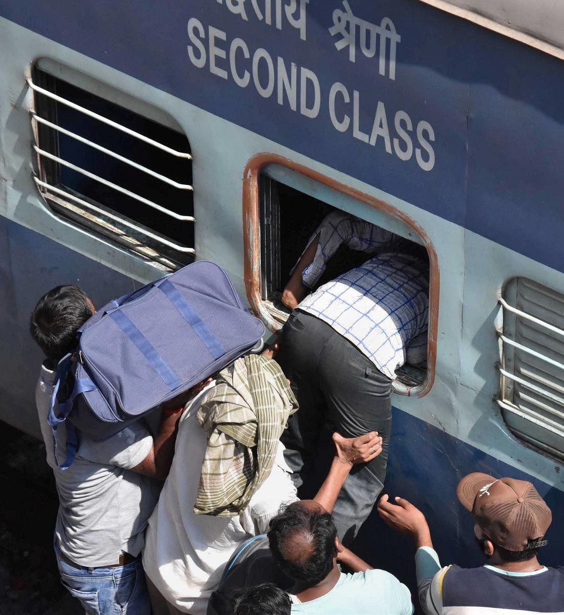 Migrants board 'Shramik Special' train (PTI Photo)