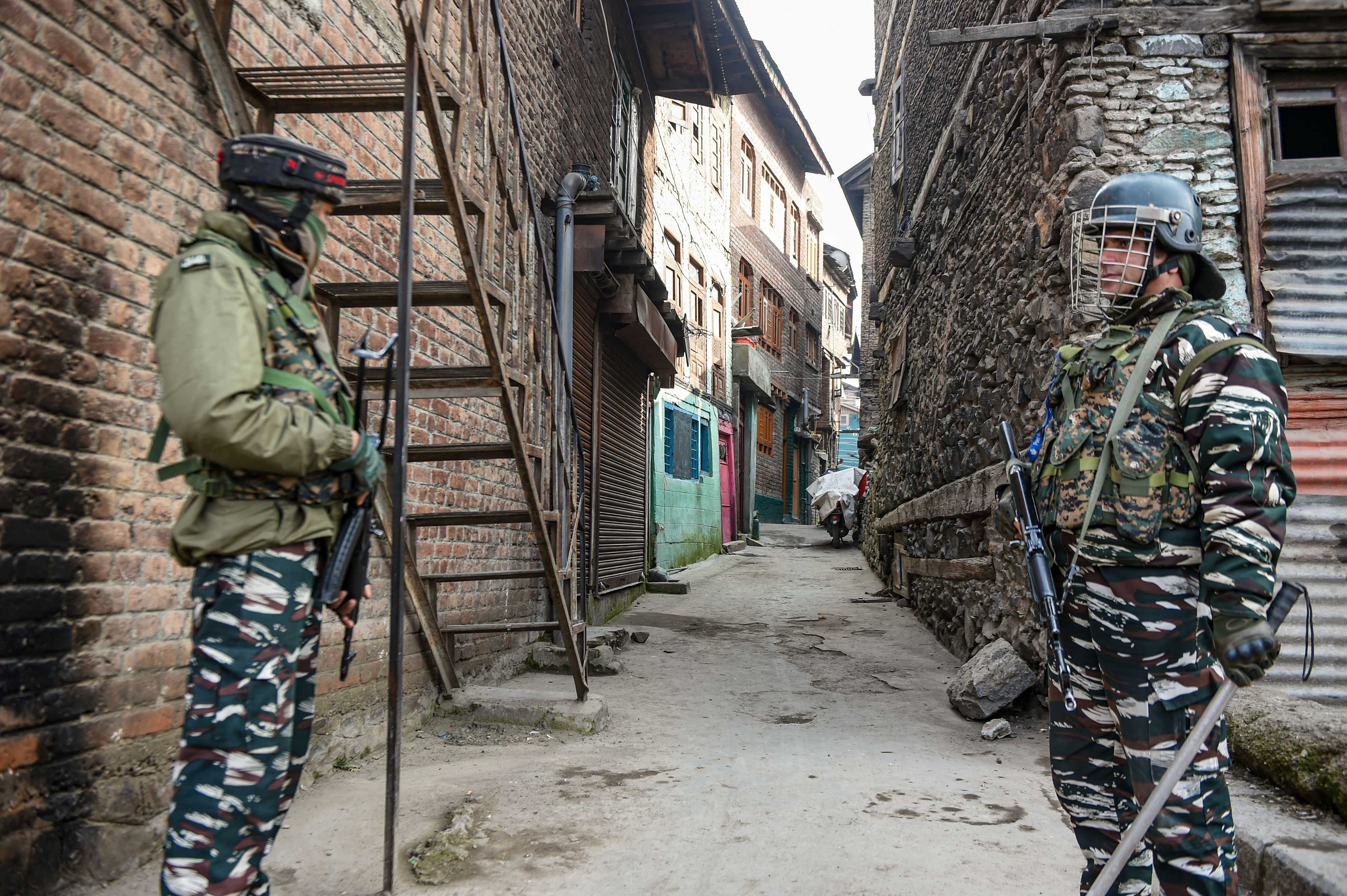 Security personnel stand guard in Srinagat/ Representative image (PTI)