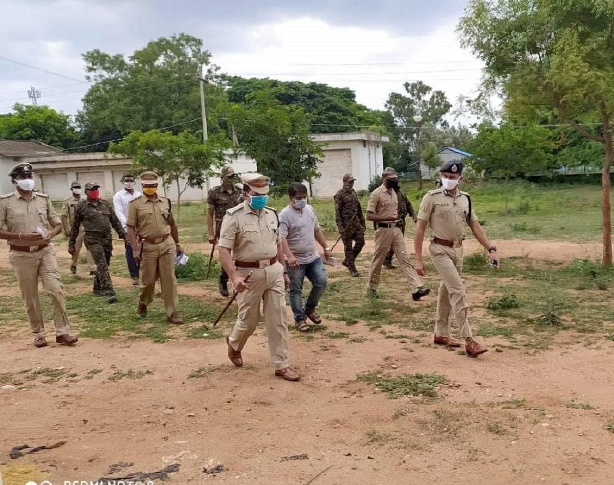 IGP (Southern Range) Vipul Kumar and police personnel visit the spot of crime, in Gundlupet, Chamarajanagar district, on Wednesday. DH PHOTO