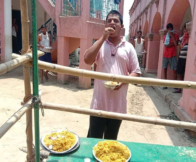 23-year-old Anup Ojha, a migrant, who has returned from Rajasthan, eats 40 rotis daily at a quarantine centre in Buxar.  DH PHOTO: MOHAN PRASAD