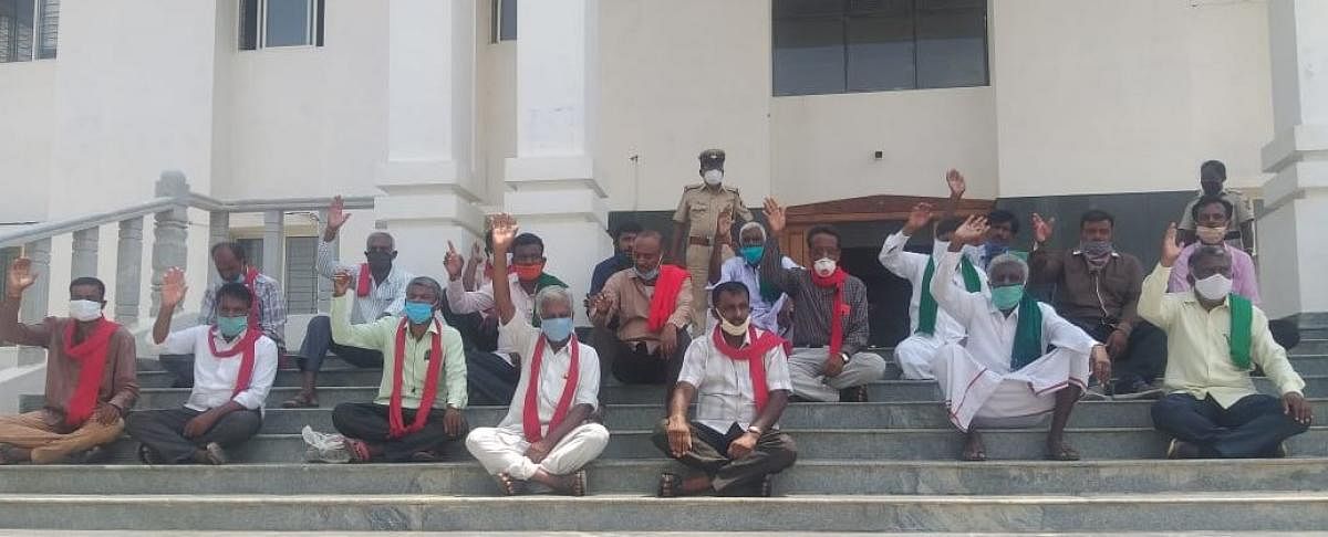  Akhil Bharat Raitha Sangharsha Samanvaya Samiti members stage a protest in front of deputy commissioner’s office against amendment  to the APMC Act on Thursday.