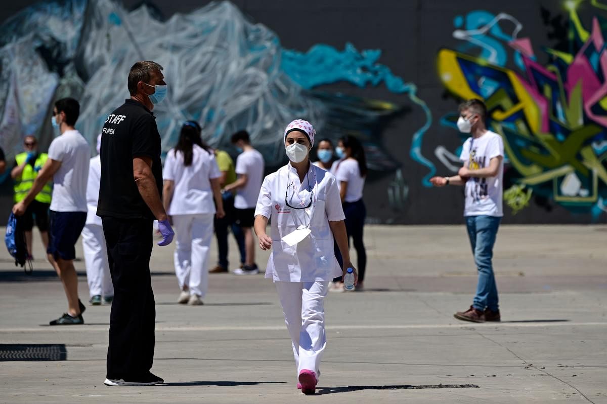 A nurse walks at a temporary testing point in Torrejon de Ardoz (AFP Photo)