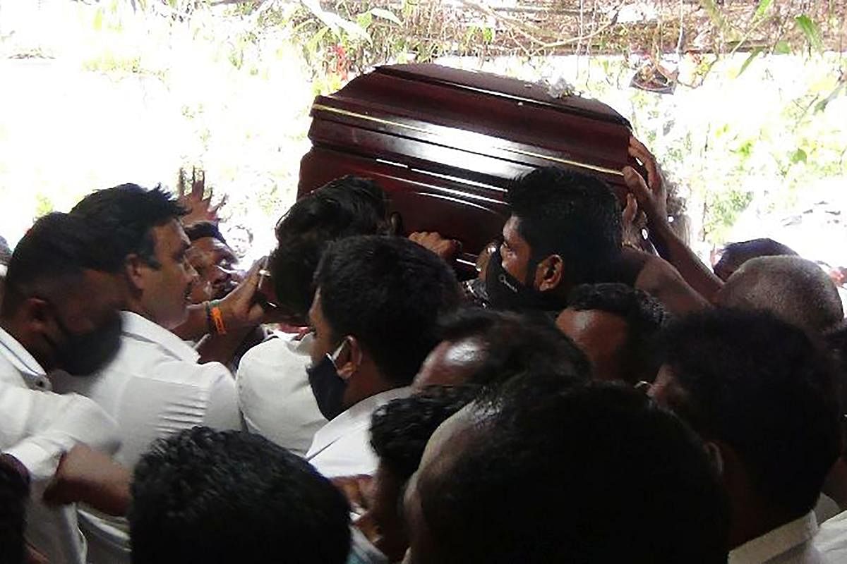 Party supporters breaching social distancing rules carry the coffin of Arumugam Thondaman, leader of a tea plantation union and a minister in the central tea capital of Nuwara Eliya (AFP Photo)