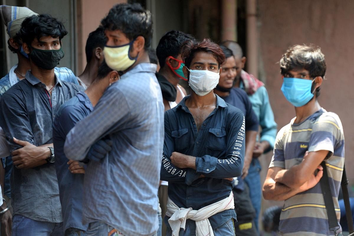 People wearing facemask amid coronavirus lockdown (AFP Photo)