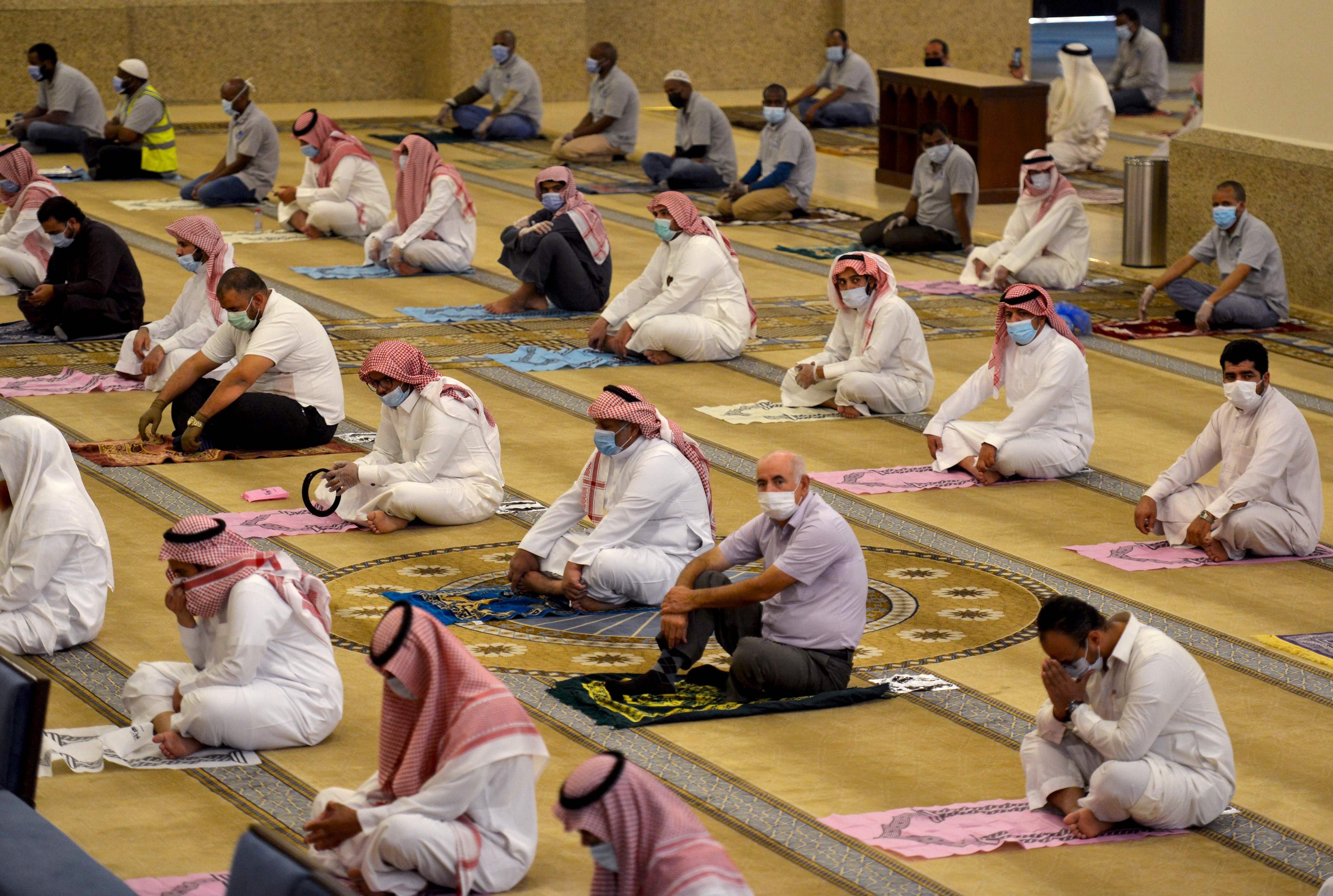 Saudi Muslims worshippers observe a safe distance as they perform noon prayer at Al-Rajhi mosque in the capital Riyadh. (AFP photo)