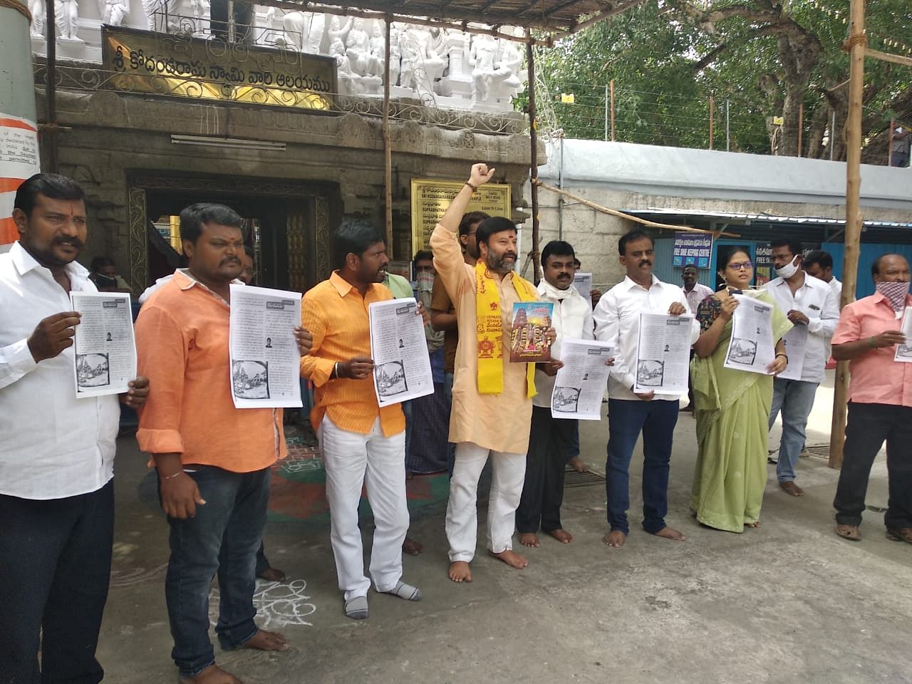 BJP cadres held a protest in Tirupati on Tuesday (DH Photo)