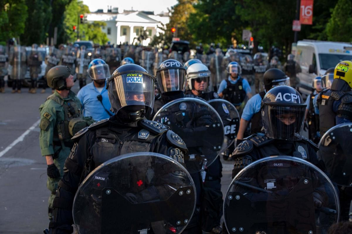 The White House is seen behind a line of police officers wearing riot gear as they push back demonstrators on June 1, 2020 in Washington D.C., during a protest over the death of George Floyd (AFP Photo)