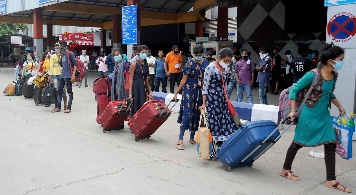Passengers bound for West Bengal arrive at the Krantivira Sangolli Rayanna railway station in Bengaluru on Tuesday. DH Photo/Pushkar V