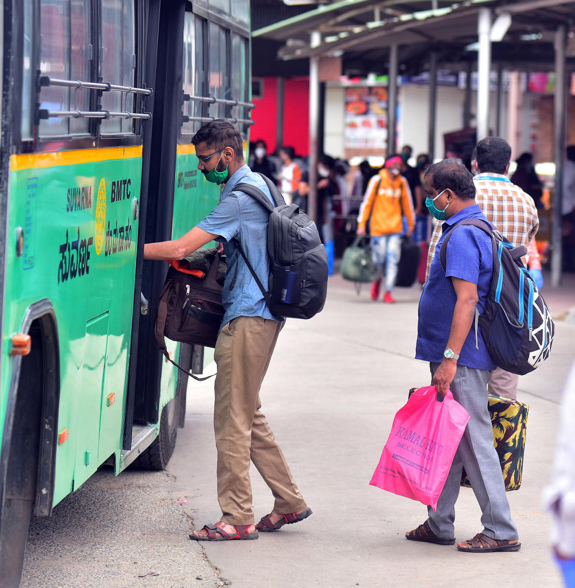 Passengers from Mumbai boarding a bus to a quarantine centre. DH Photo