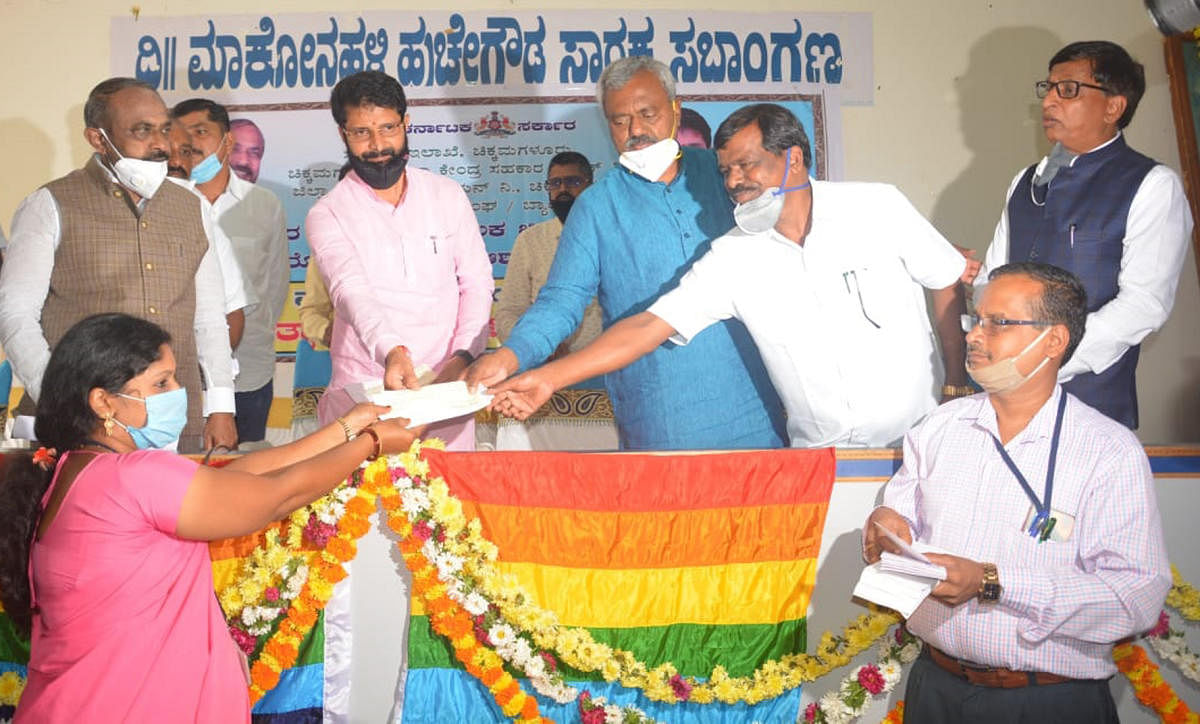 Cooperation Minister Somashekar and others distribute financial assistance to an Asha worker in Chikkamagaluru.