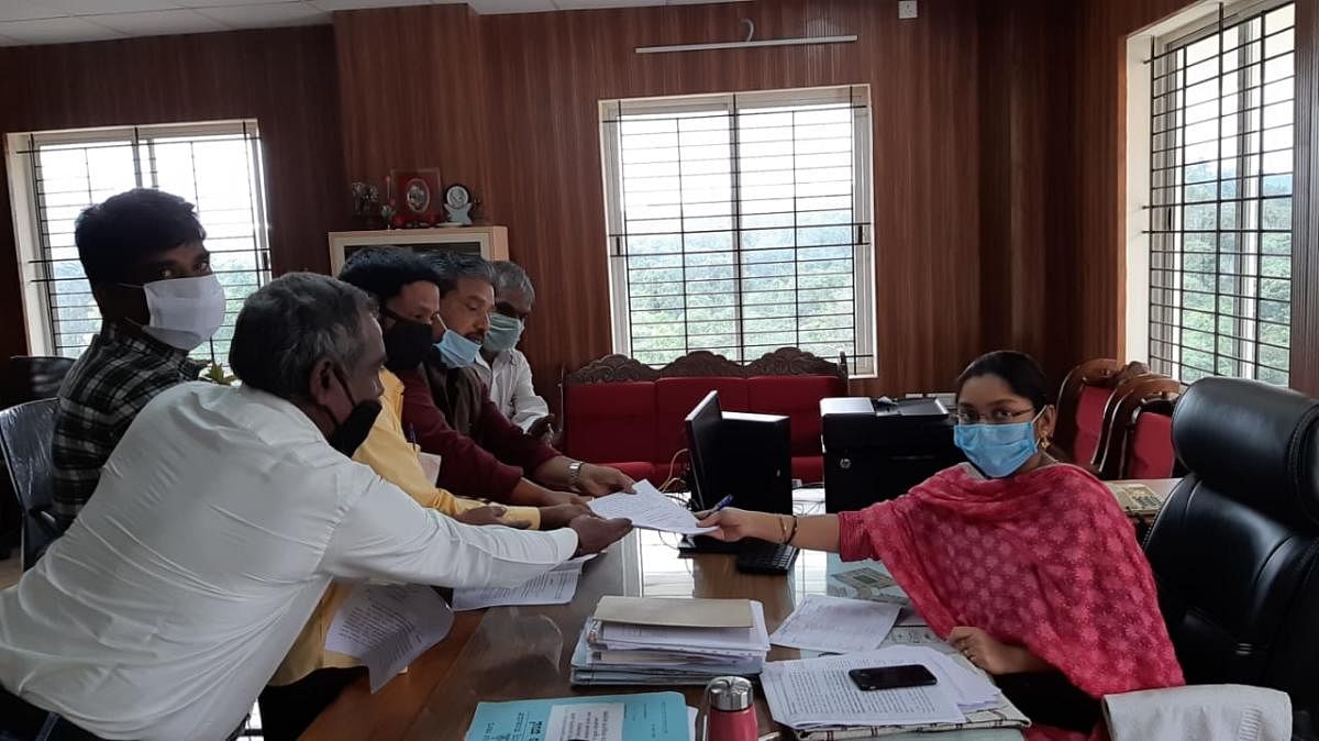 Members of Gram Panchayat Workers' Association submitted a memorandum to Kodagu Zilla Panchayat CEO K Lakshmi Priya.