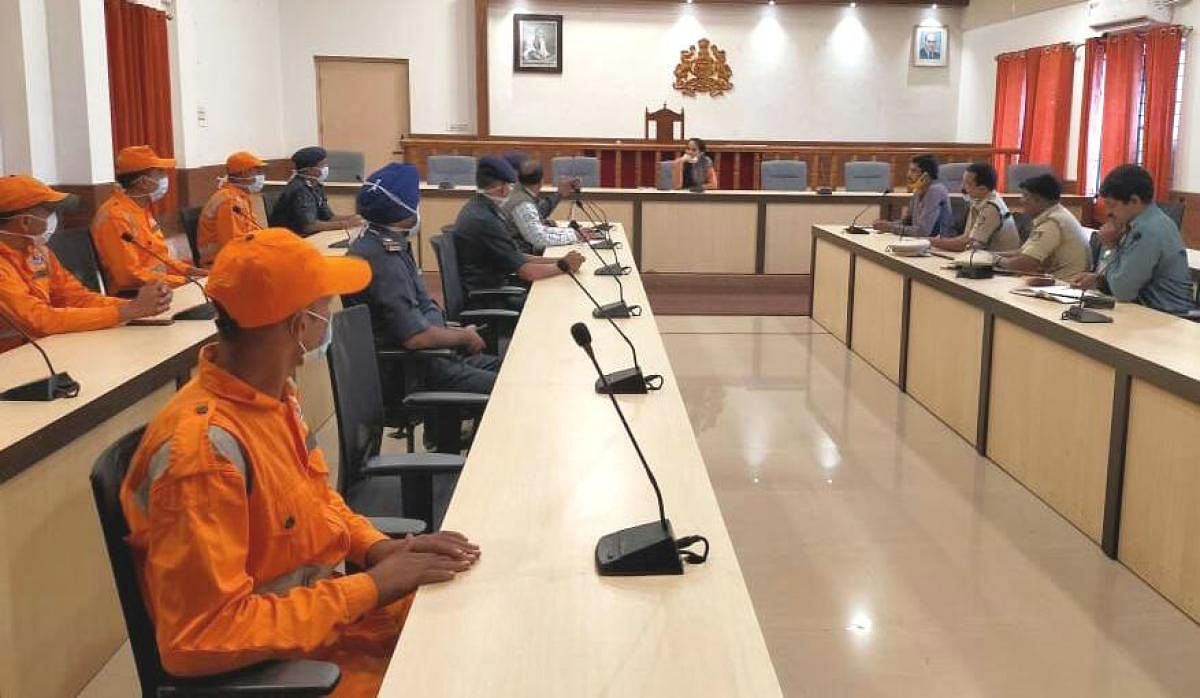 Kodagu Deputy Commissioner Annies Kanmani Joy holds meeting with NDRF team and other officials at the DC's office on Wednesday. DH Photo