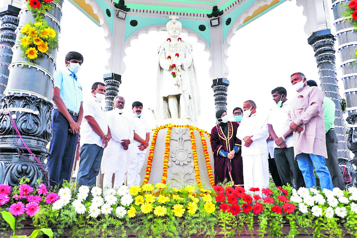 Dignitaries pay floral tributes to the statue of Nalvadi Krishnaraja Wadiyar on his 136th Jayanti at KR Circle in Mysuru on Thursday. Deputy Commissioner Abhiram G Sankar, MLA L Nagendra, District in-charge Minister S T Somashekar, MLA S A Ramadass, Mayor