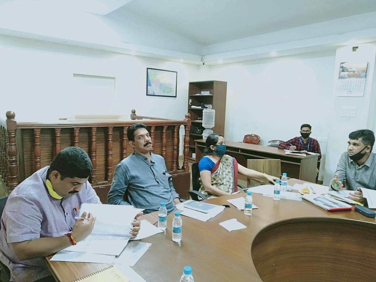 MP Nalin Kumar Kateel chairs a city-level advisory committee meeting of Smart City Mission at DC's office in Mangaluru.