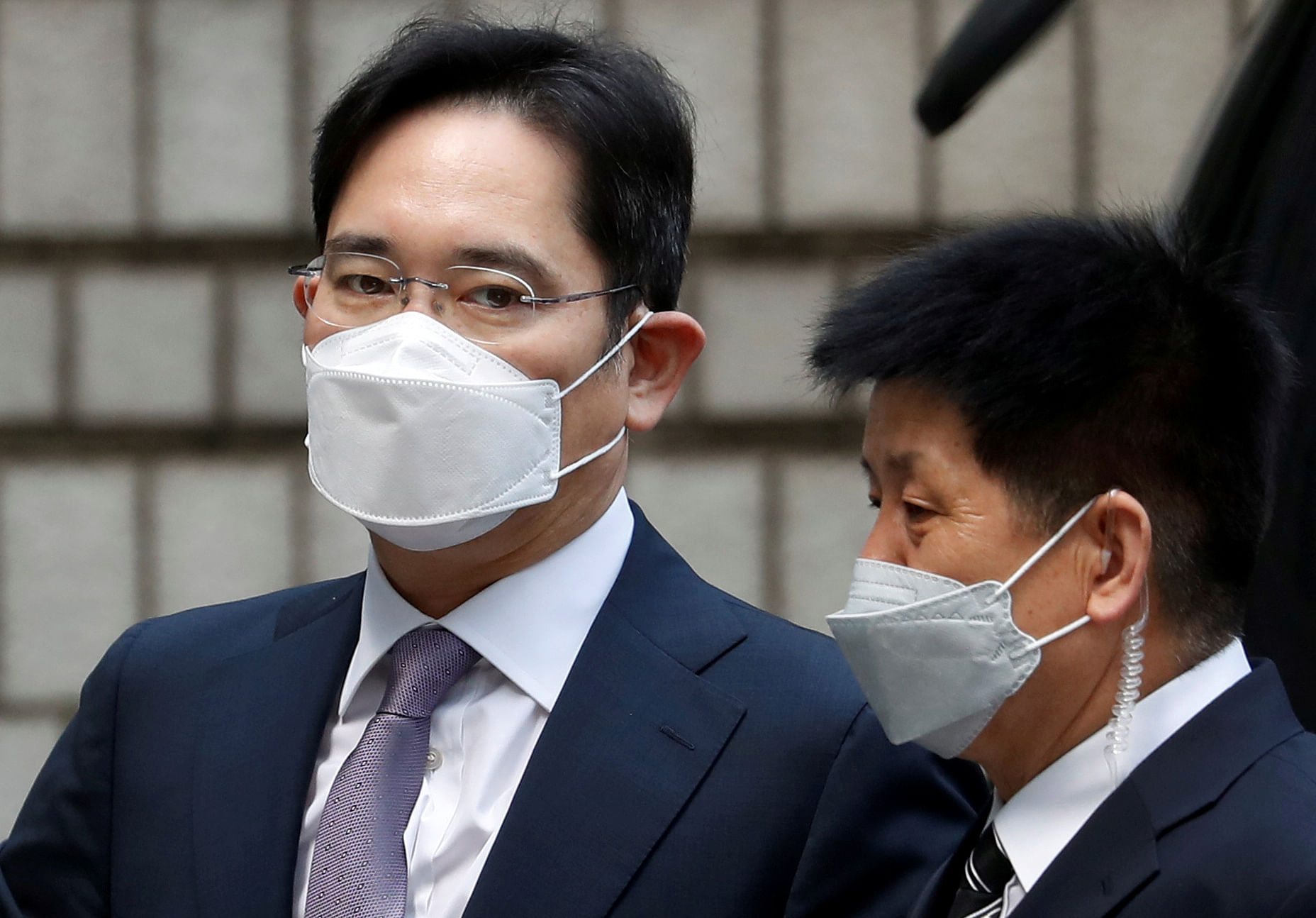 Samsung Group heir Jay Y. Lee arrives for a court hearing to review a detention warrant request against him at the Seoul Central District Court in Seoul. Credit: Reuters