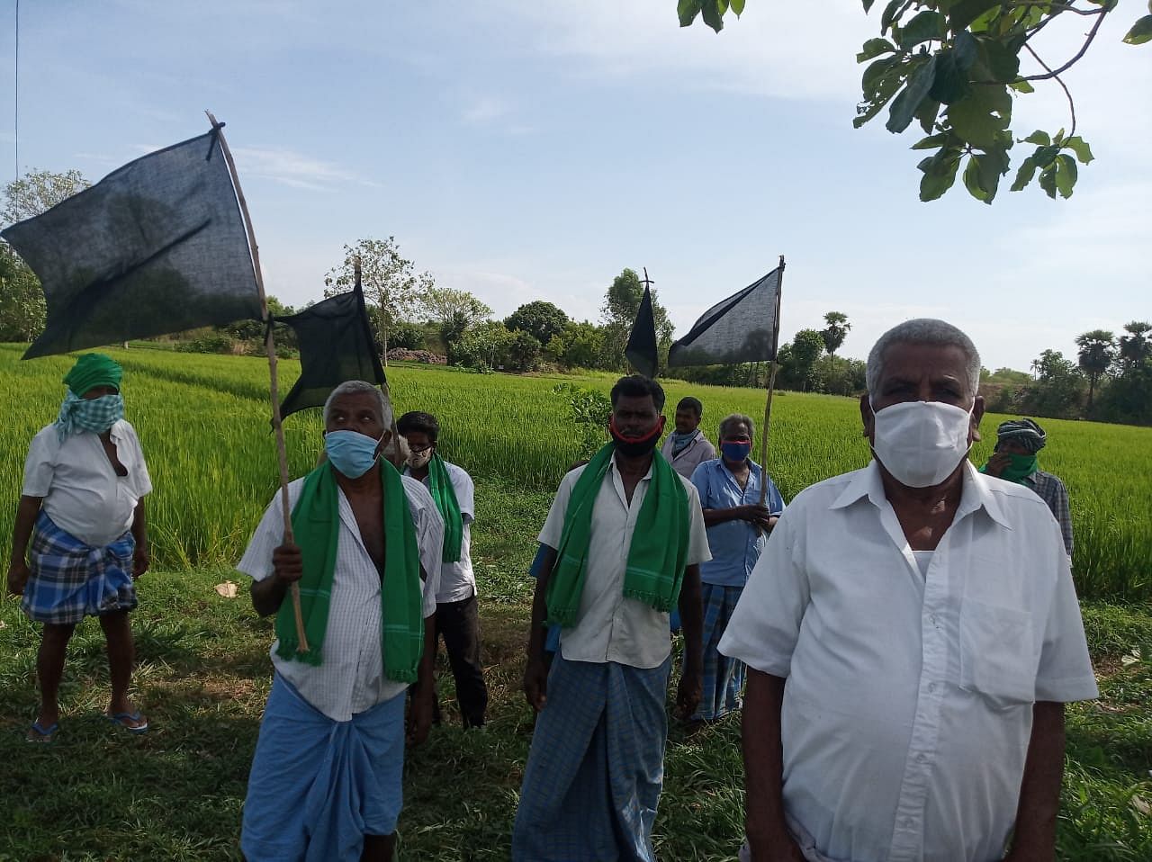 Farmers protesting against Centre's decision to seek early hearing in the Chennai-Salem Green Corridor highway case in the Supreme Court on Monday. (DH Photo)