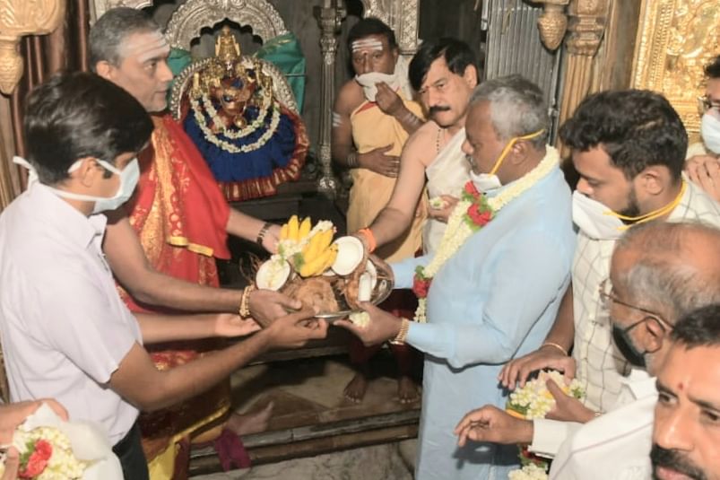 Chamundeshwari Devi temple chief priest Shashishekhar Dixit offers prasadam to MLA S A Ramdas, District in-charge Minister S T Somashekar, MLA G T Devegowda and Deputy Commission Abhiram G Sankar as temple reopened on Monday. Credit: DH Photo