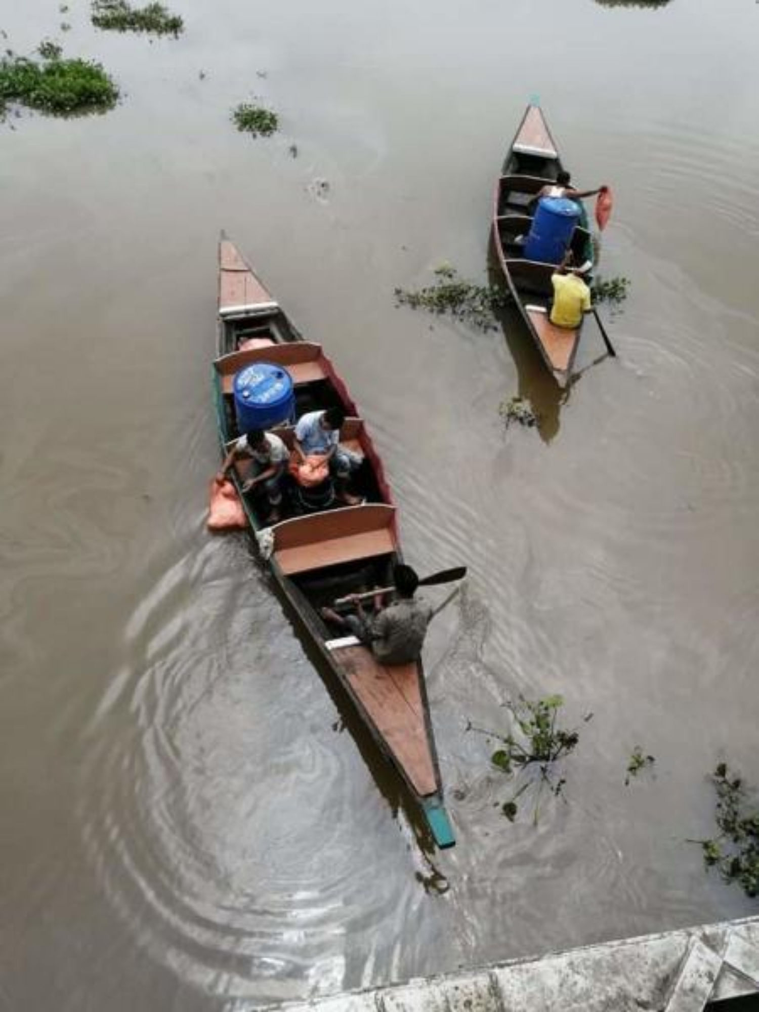 Fishermen assessing possible oil spill in a wetland near the gas well mishap site in Tinsukia district in Assam. Credit: Oil India Limited) 