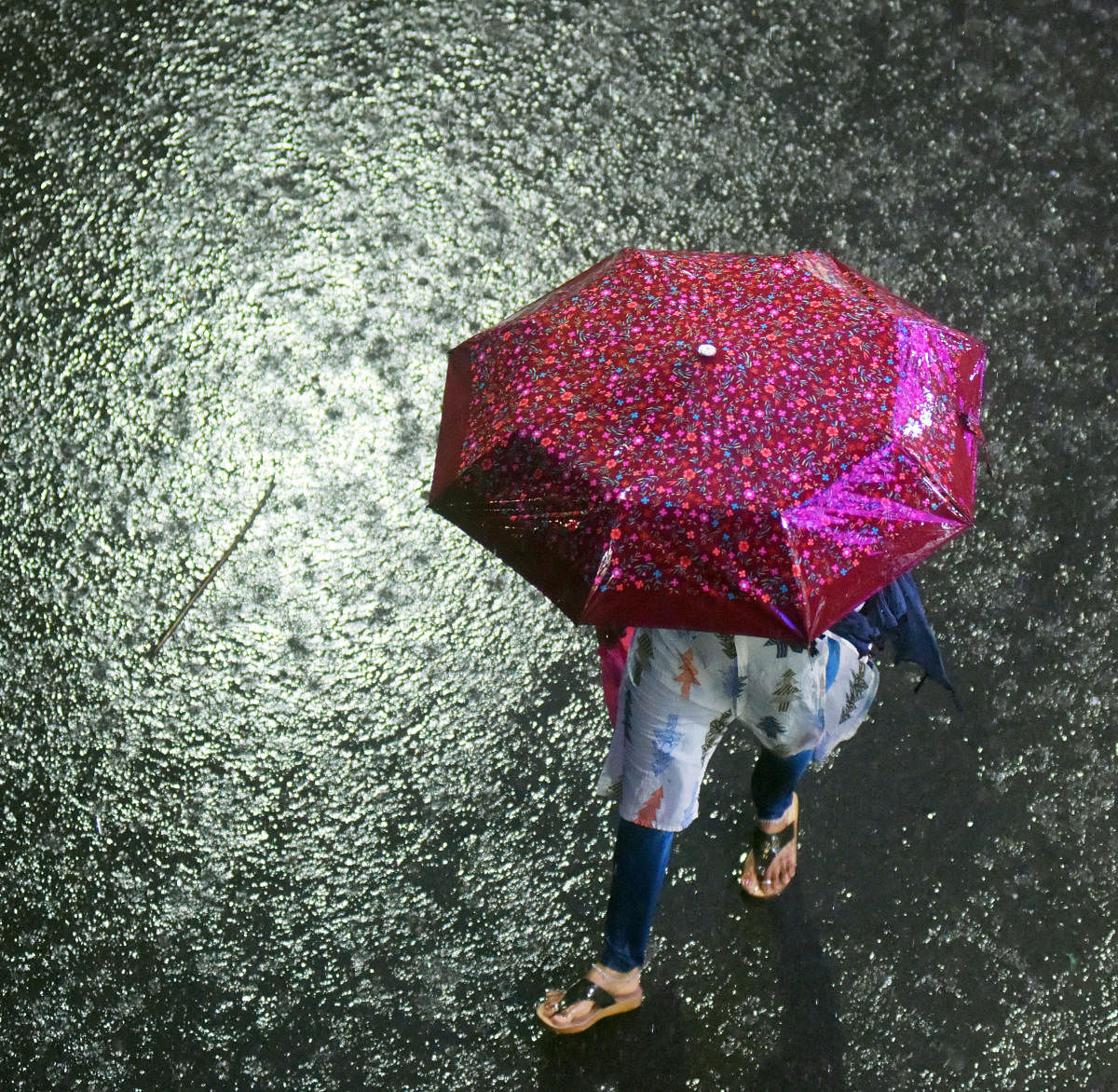 Meteorologists have issued a forecast of heavy lightning in Bengaluru for the next five days. DH photo/Anup Ragh T