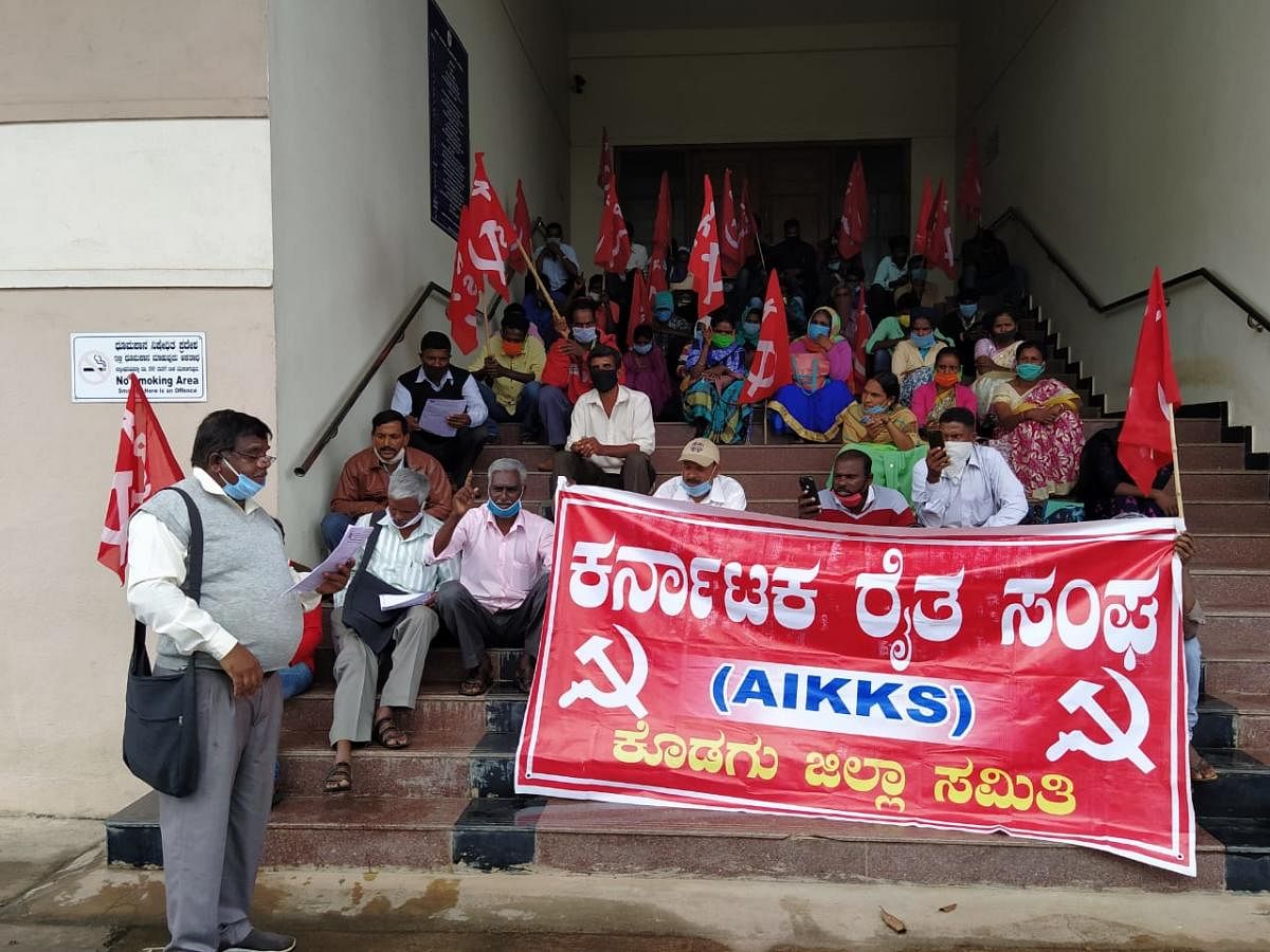 Members of Karnataka Rajya Raitha Sangha staged a protest in front of the DC's office in Madikeri on Monday, against the proposed amendments to the Land Reform Act.