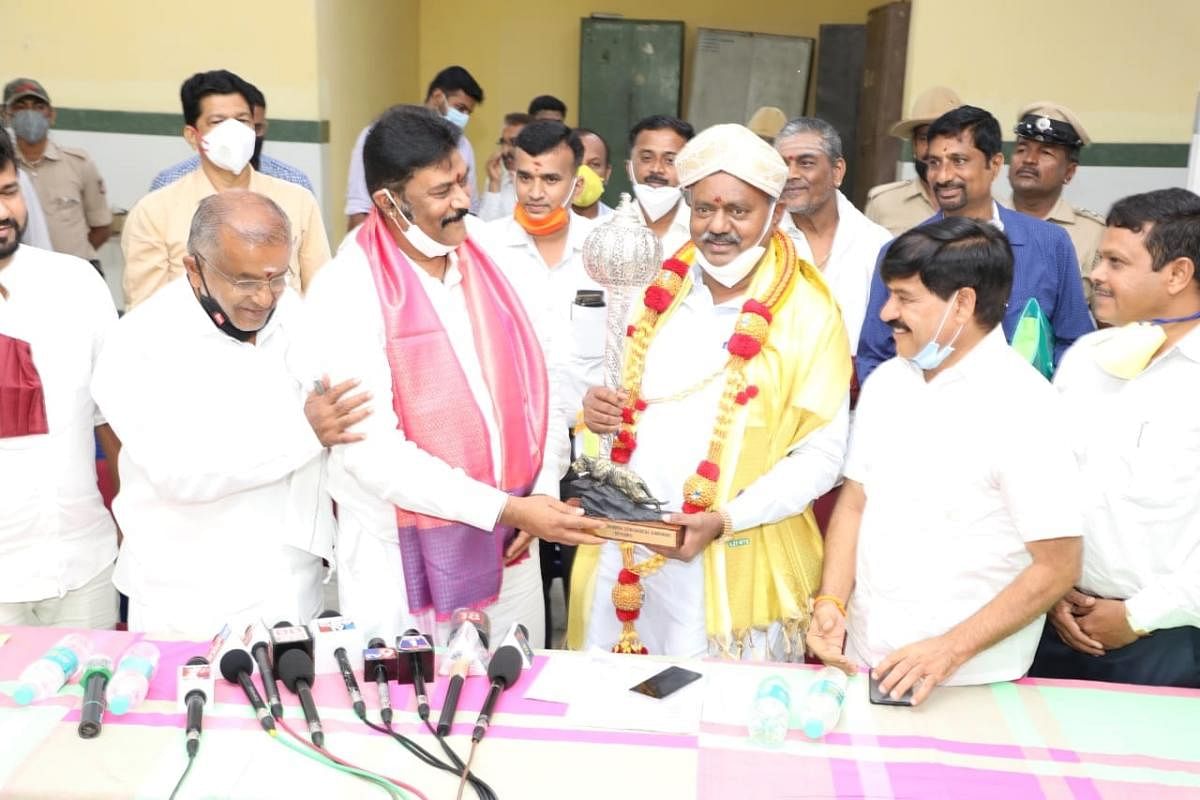 Forest Minister Anand Singh presents a silver mace to Cooperation Minister S T Somasekhar in recognition of the latter’s concern to mobilise Rs 3.27 crore for Sri Chamarajendra Zoological Gardens in Mysuru on Tuesday. MLAs G T Devegowda and S A Ramadass and Member Secretary of Zoo Authority of Karnataka B P Ravi are seen. DH PHOTO