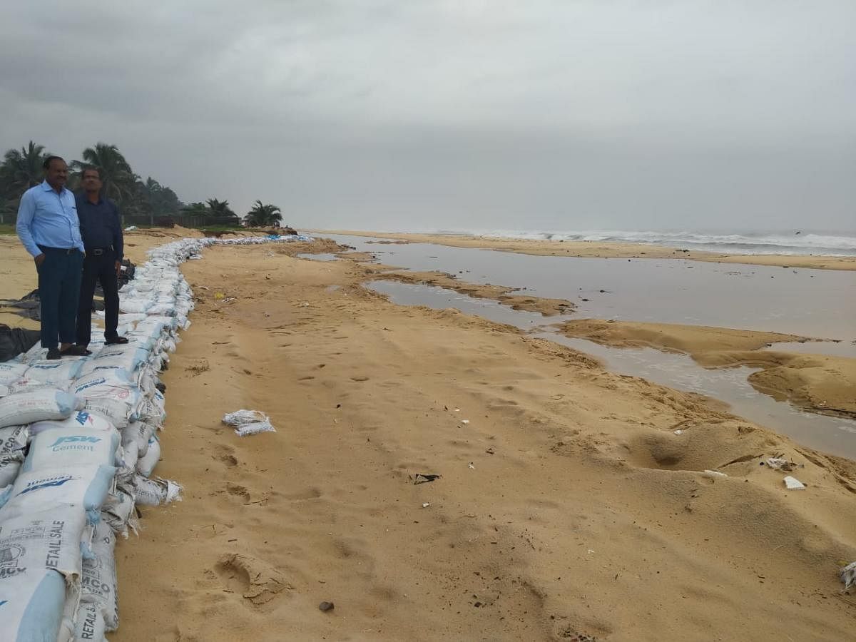 A temporary sea wall erected by fishermen at Chitrapura on the outskirts of Mangaluru. DH Photo