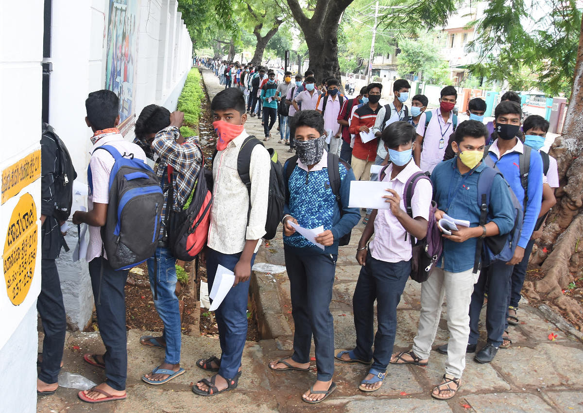 Students undergo thermal screening at Marimallappa’s PU College in Mysuru on Thursday. DH PHOTO