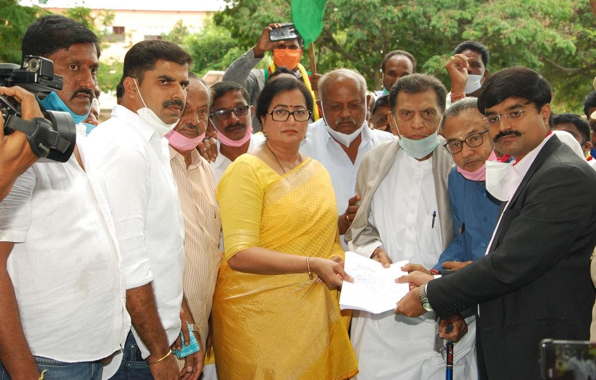 MP A Sumalatha, former MLA H D Chowdaiah and others submit a memorandum to Deputy Commissioner Dr M V Venkatesh, urging to resume MySugar factory under O&amp;M system in Mandya on Thursday. DH PHOTO