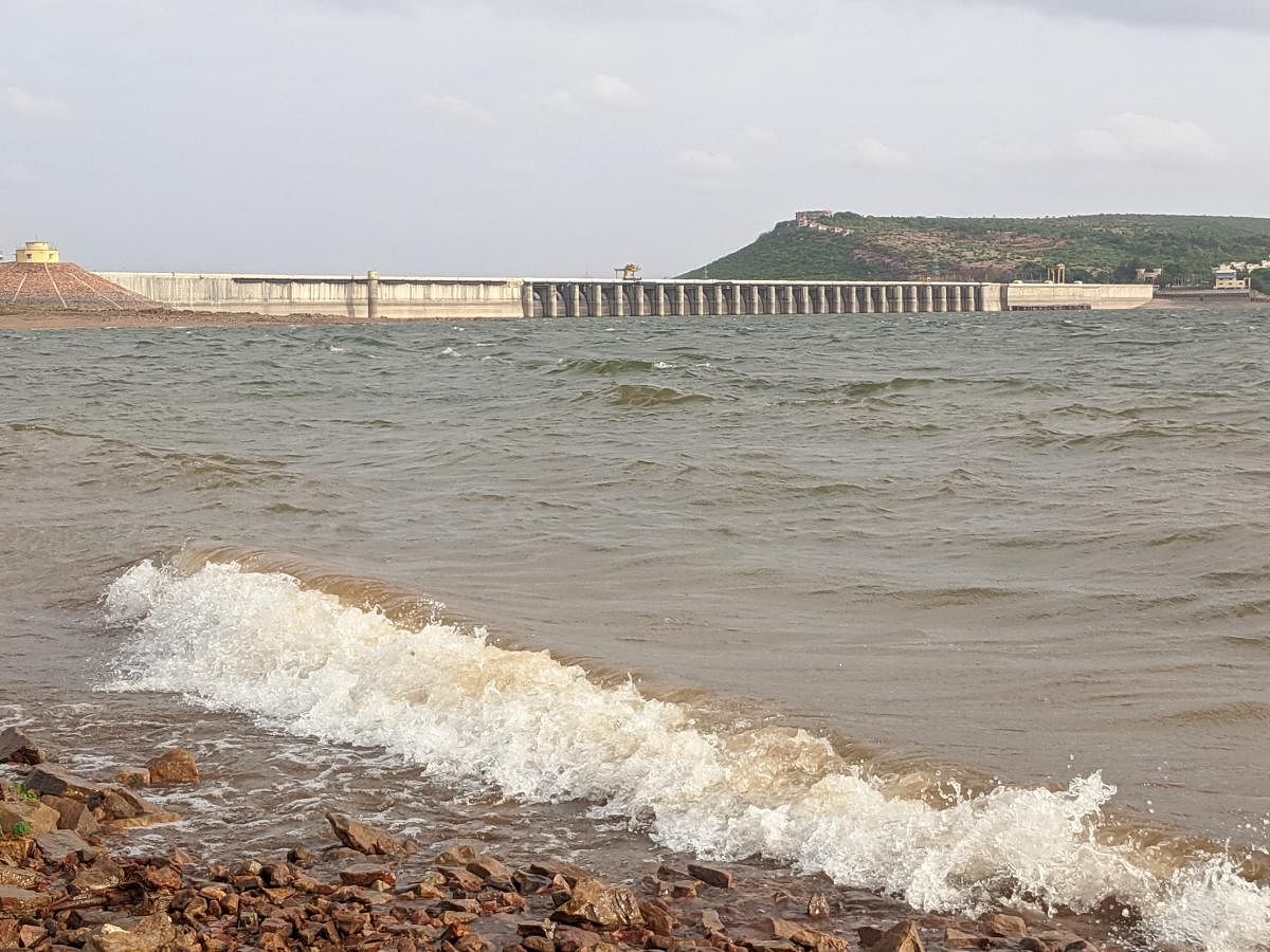 Inflows into Almatti dam clocked 15,391 cusecs on Thursday. The reservoir, the lifeline of north Karnataka districts, has received 1.32 tmcft of water in a single day. DH PHOTO/CHANDRASHEKAR KOLEKAR