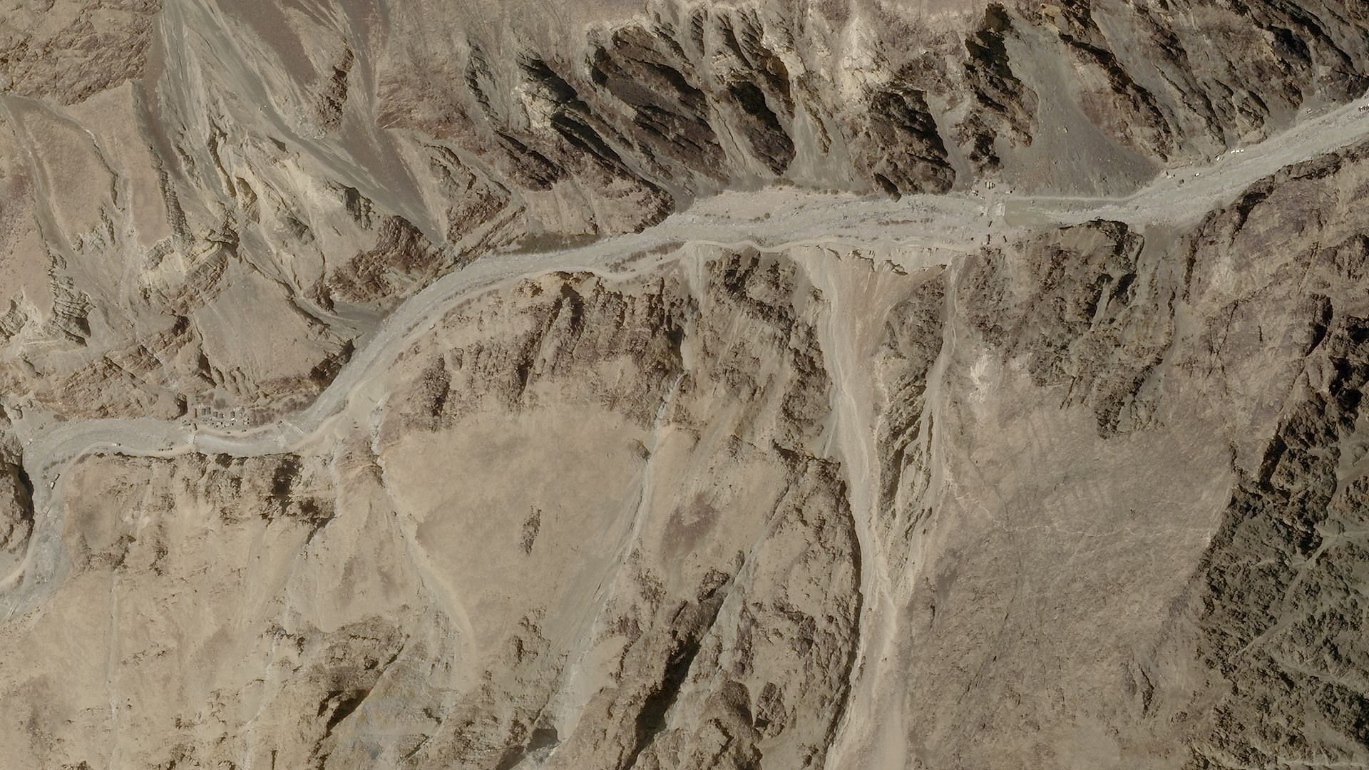 This satellite image taken on June 16, 2020, and release by 2020 Planet Labs, Inc. shows Galwan Valley, which lies between China's Tibet and India's Ladakh. - China said on June 17 it wanted to avoid more clashes in a Himalayan border dispute with India that resulted in the first deadly confrontation between the two nuclear powers in decades. The two countries have traded blame for June 15 high-altitude brawl that has left at least 20 Indian soldiers dead, with China refusing to confirm whether there were any casualties on its side so far. (Photo by PLANET LABS, INC. / AFP)