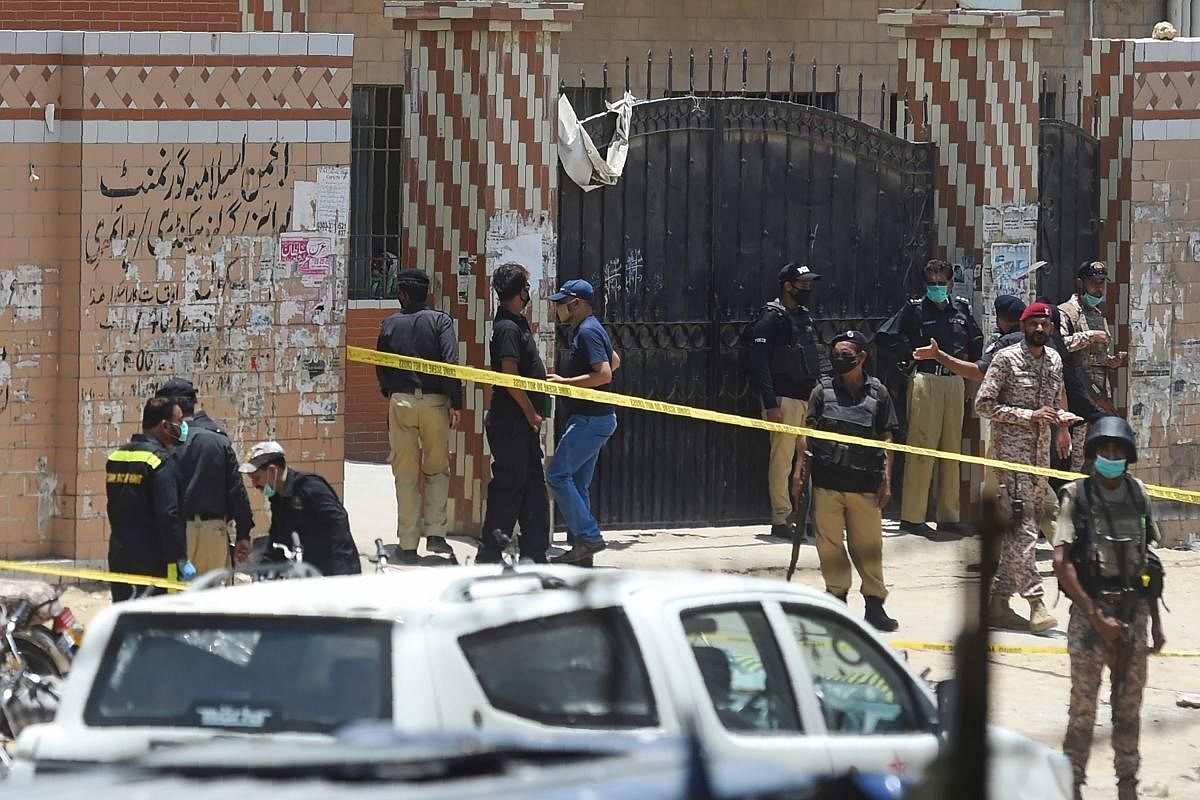 Security personnel cordon-off the site of a blast in the Pakistan's port city of Karachi (AFP Photo)