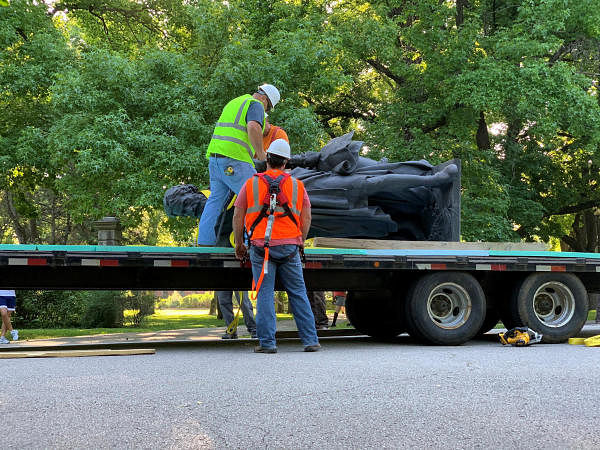 Christopher Columbus statue is being removed in Tower Grove Park, St. Louis, Missouri, U.S., June 16, 2020. in this picture obtained from social media. Credit: DOYLE MURPHY / RIVERFRONT TIMES via REUTERS