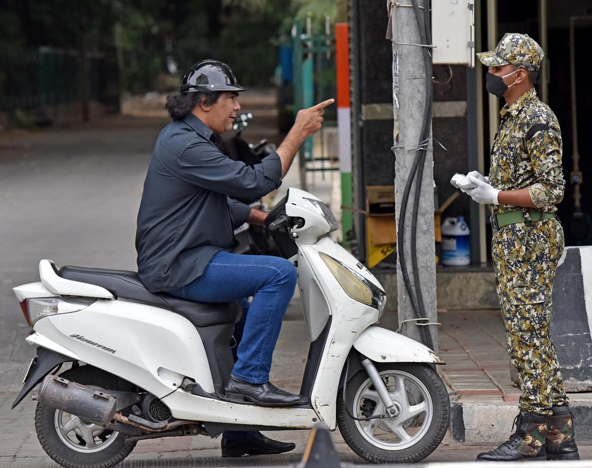 A rider argues with a BBMP marshal for being stopped. DH photo/M S MANJUNATH