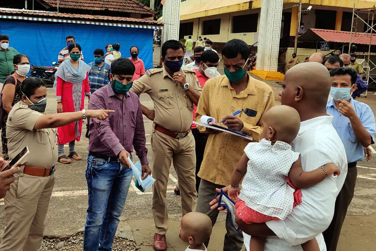 Devotees visiting Kukke Subrahmanya temple without the mask were fined Rs 100 and given a new mask by gram panchayat officials and police in Subrahmanya on Thursday.