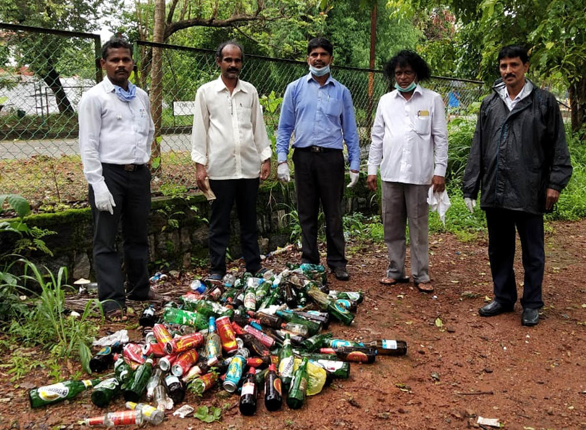 Empty liquor bottles were collected by members of Jilla Nagarika Samithi and Swaccha Bharath Friends during a cleanliness drive at Bhujanga Park in Ajjarakadu.