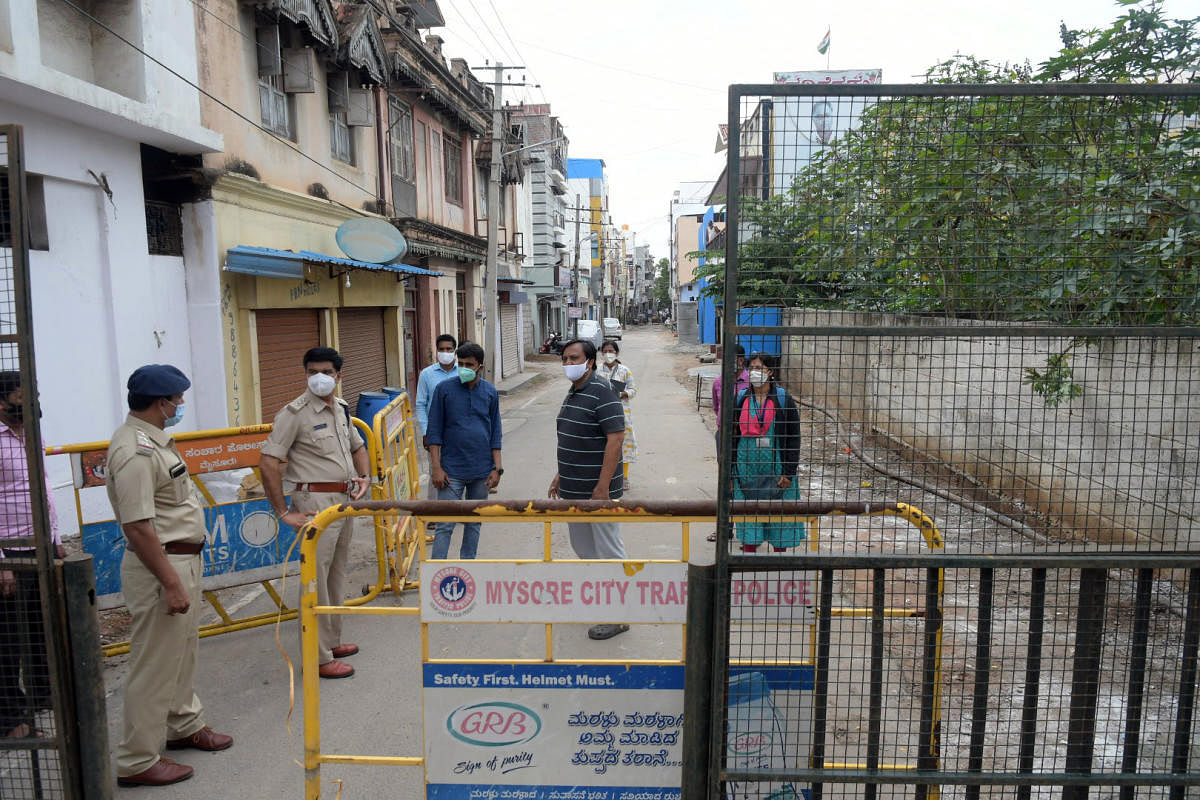 Police block Kothwal Ramaiah Street, Devaraja Mohalla, Shivarampet, in Mysuru on Tuesday. DH PHOTO